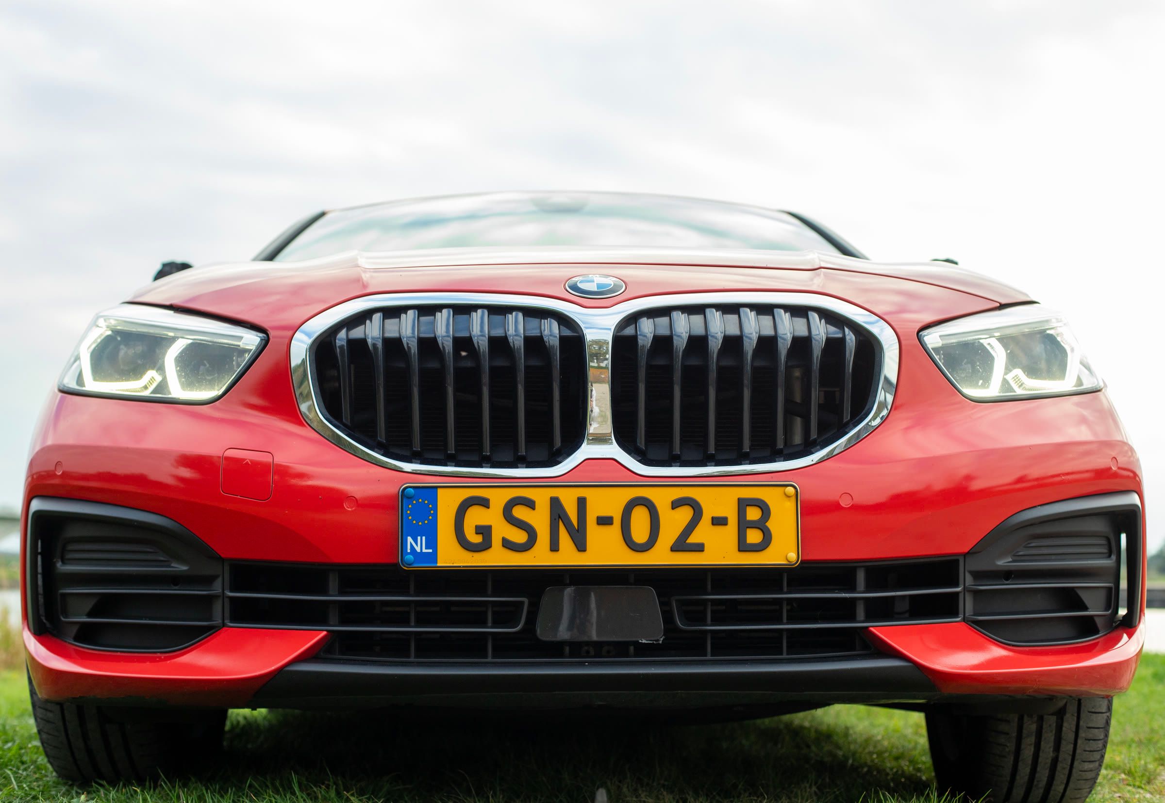 Grille en koplampen van de BMW 118d
