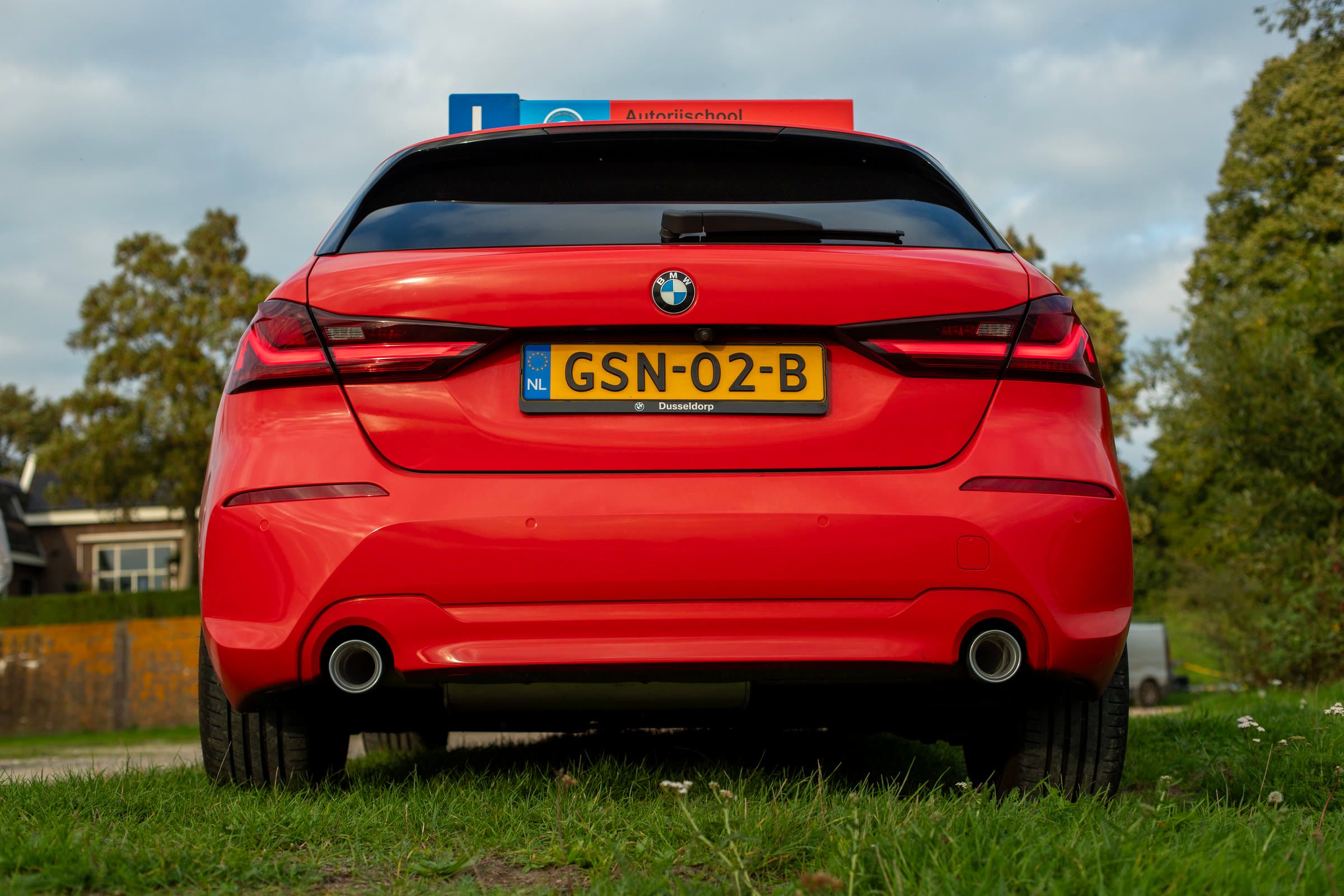 Achterkant van de lesauto met lesbord