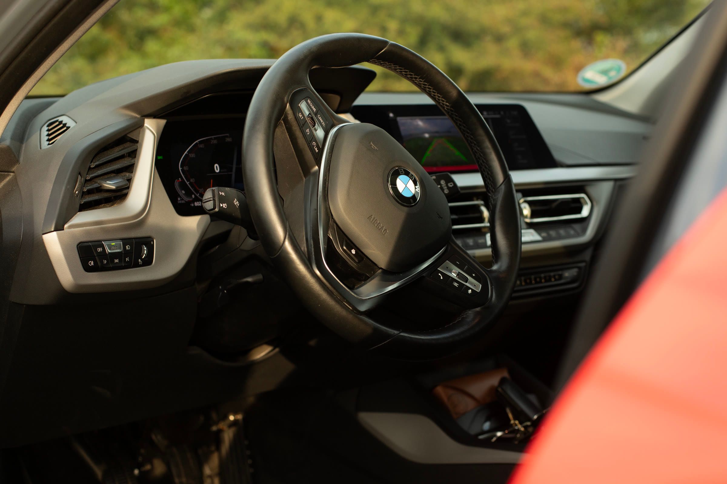 Dashboard en stuur van de BMW, gezien vanuit de open deur