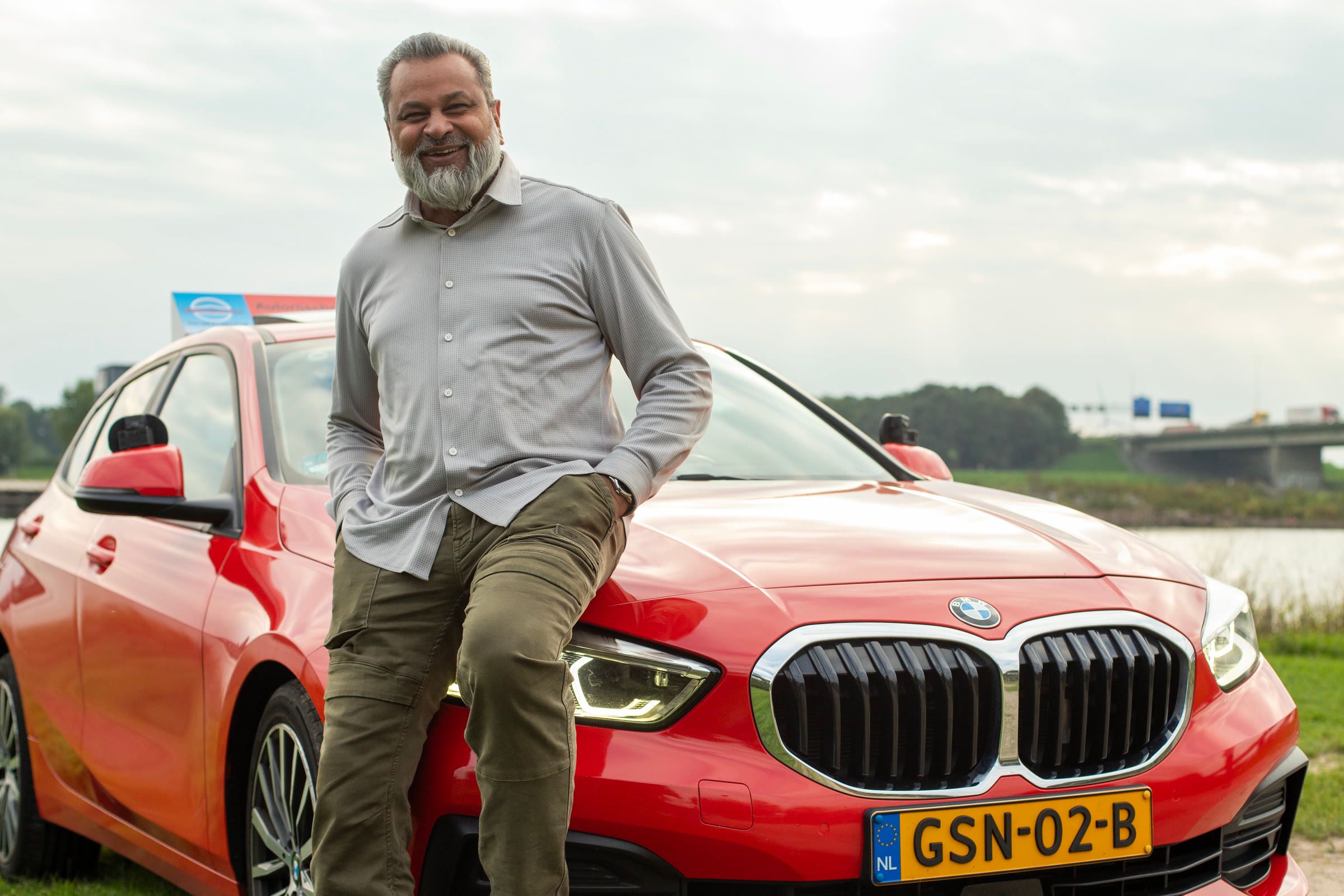 Ro leunt tegen de rode BMW 118d