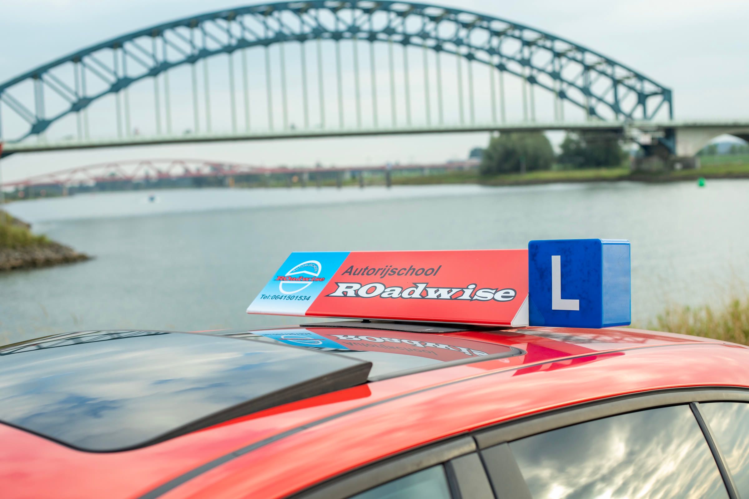Lesbord van ROadwise met L-teken op het dak van de auto